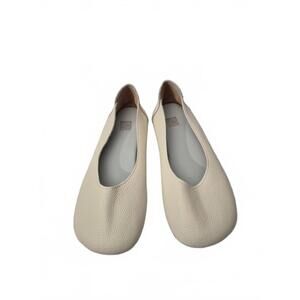Nwot Ladies Faux Pebble  Leather Round Toe Flat Comfort Shoe Color Cream